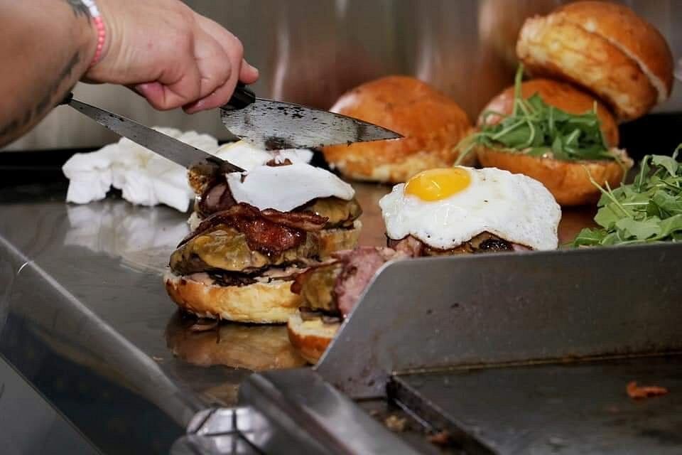 Priprava burgerjev v Burger House Lenart